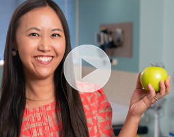  Jessica Hui, MD holding an apple.