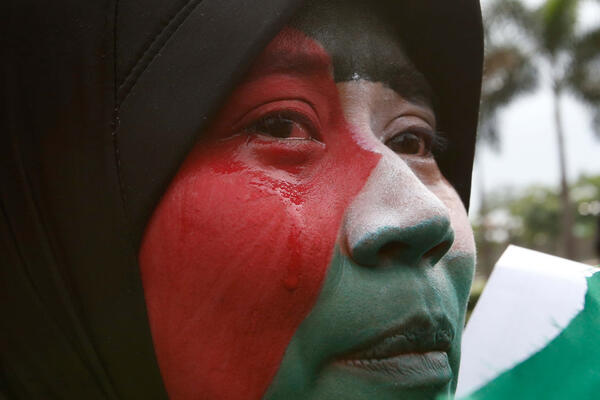 A Filipino Muslim woman cries during a rally held by the Anak Mindanao outside the Israeli Embassy in Manila (2014)