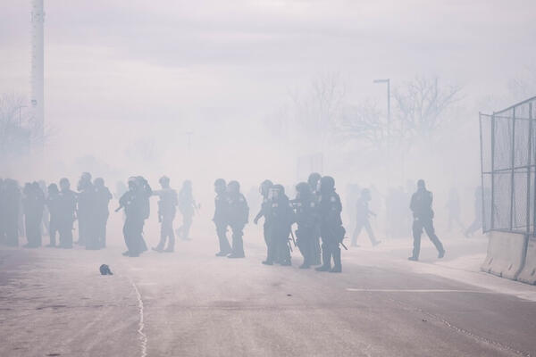 Standoff between protesters & ICE agents in MN