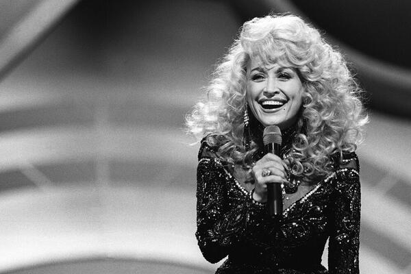 Dolly Parton hosting the 22nd annual CMA Awards in 1988
