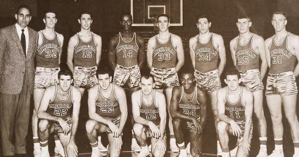 Black and white photo of the AU team that integrated basketball in DC. 