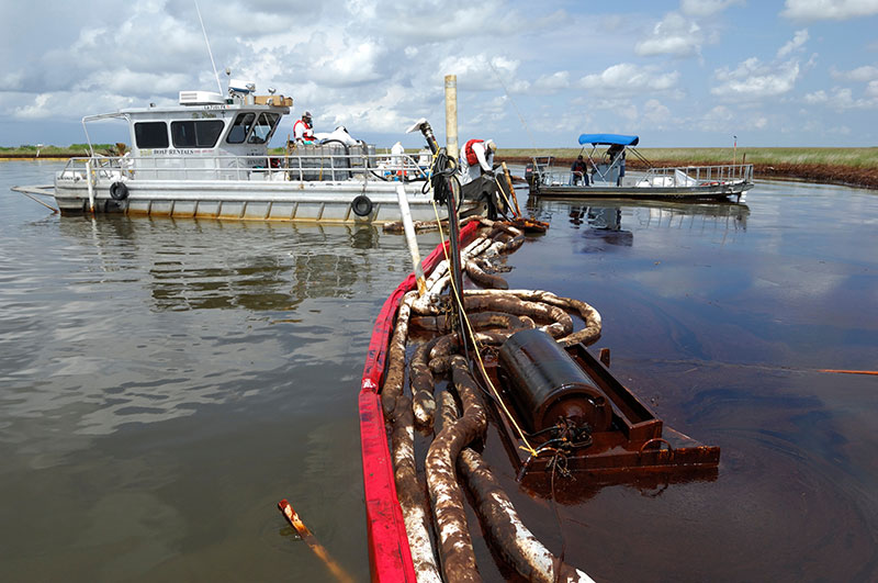 oil skimming boat, boom, spilled oil