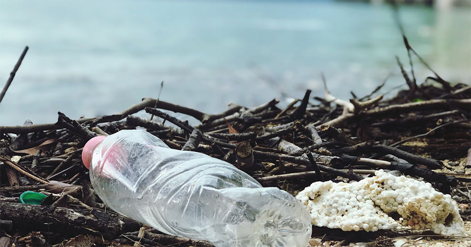 photo a discarded plastic bottle on a shore