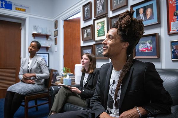 WWF activists meet with their Congressional representatives, advocating for strong policies to curb plastic polllution.