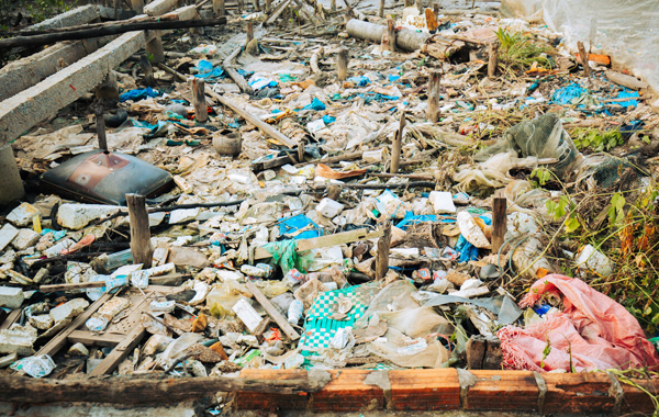 Garbage and plastics in a national park 